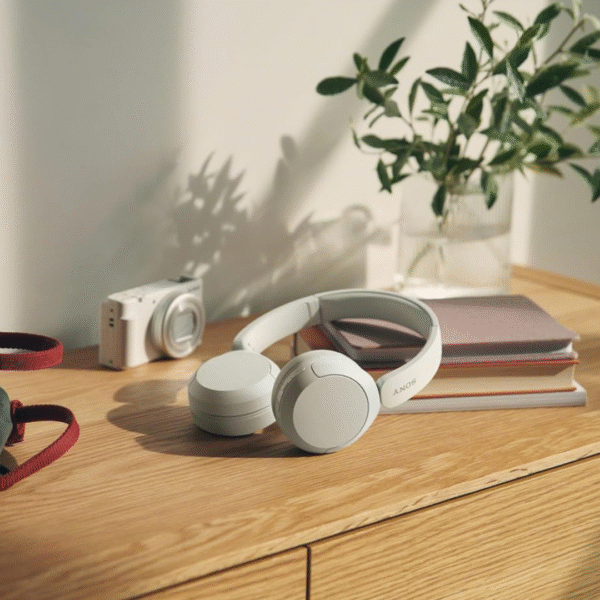 Sony WH-CH520 Wireless Headphones, 50 hours battery life, Clearer hands-free calling, Multipoint Connection, On-ear style, White, UAE Version - 1-Year warranty - Image 5